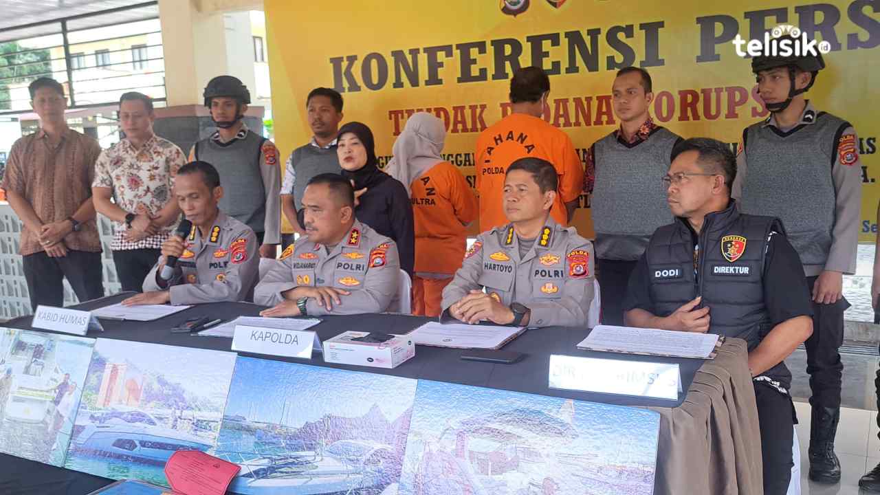 Kapolda Sulawesi Tenggara bersama Humas saat menyampaikan konferensi pers. Foto: Ist