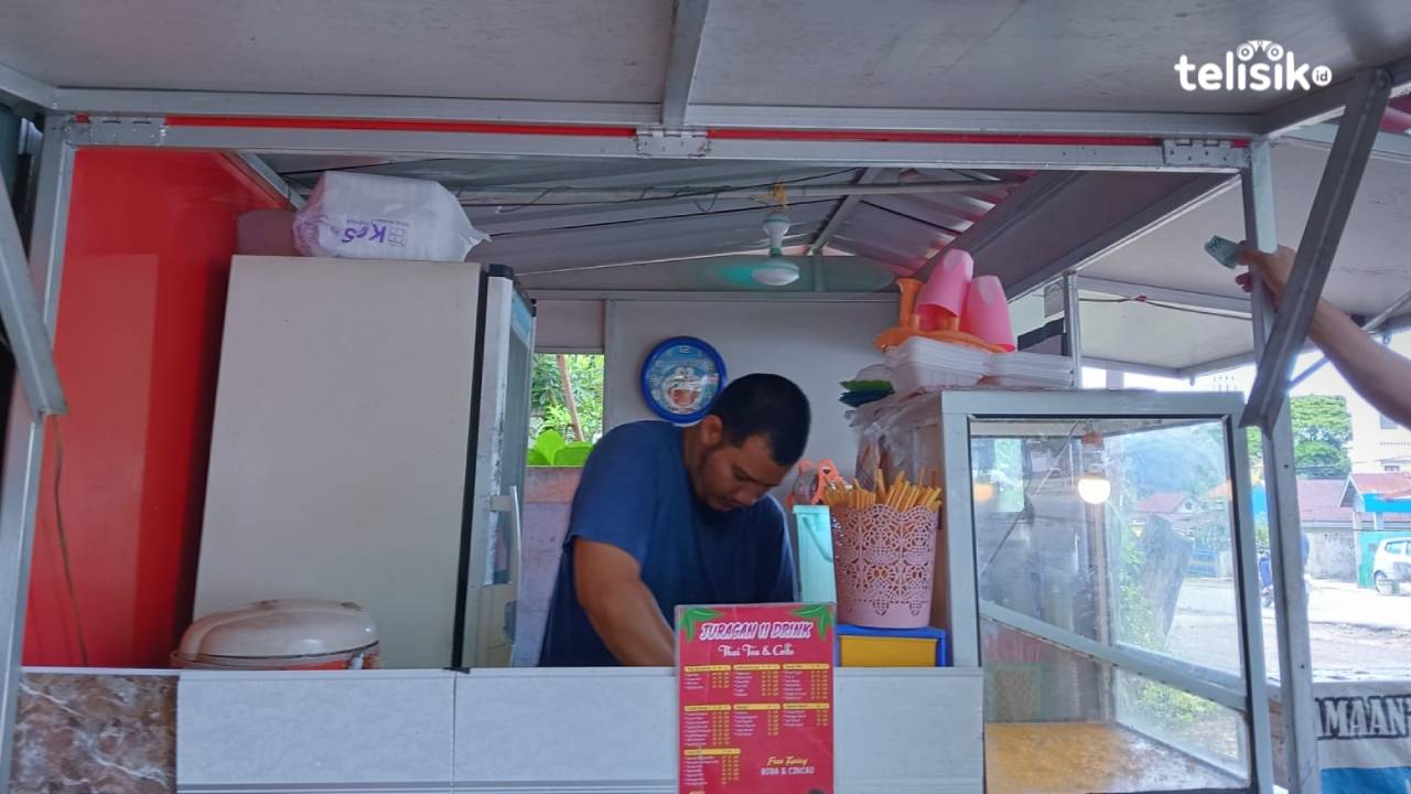 Fauzan dengan warung sederhana, berjuang demi masa depan cerah anak-anaknya melalui bisnis ayam geprek di Kota Kendari. Foto: Haikal Hermawan Saputra/Telisik.