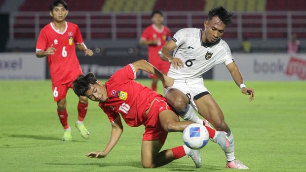 Pemain Timnas Indonesia U-23 Robi Darwis (kanan) berebut bola dengan pemain Timnas Laos U-23 Peeter Phanthavony (kiri) dalam Kualifikasi Grup J Piala Asia U-23 2026. Foto: Repro ANTARA.