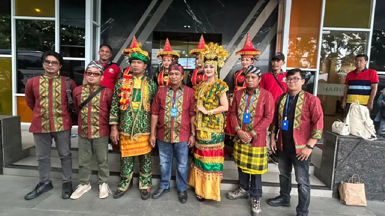 Foto bersama Kontingen Taman Budaya Sulawesi Tenggara usai tampil di Kalimantan Selatan. Foto: Ist.