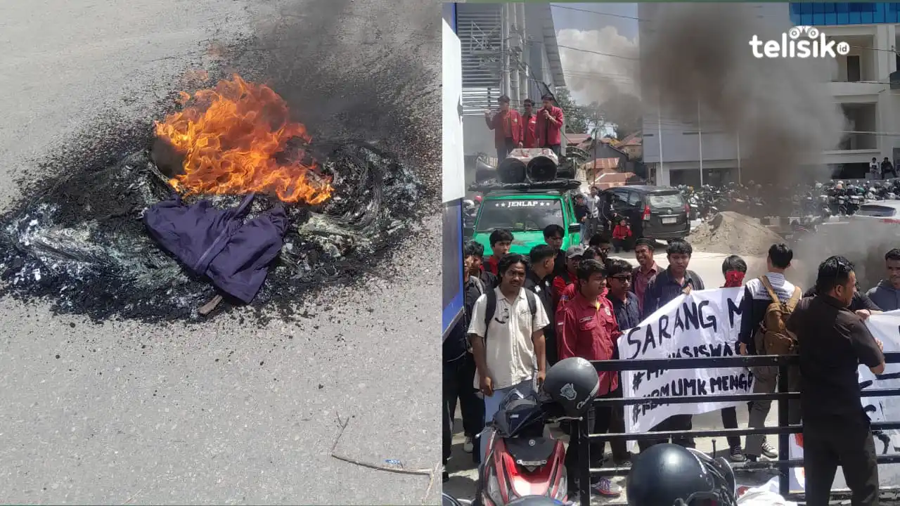 Mahasiswa membakar rompi KKA dalam demonstrasi yang bertepatan OSDIK Maba UM Kendari. Foto: Zulkifli Herman Tumangka/Telisik.