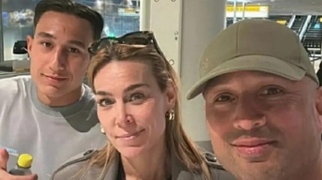 Miliano Jonathans (kiri) bersama keluarganya menuju Indonesia untuk pengambilan sumpah WNI. Foto: Repro Instagram @deco_jonathans