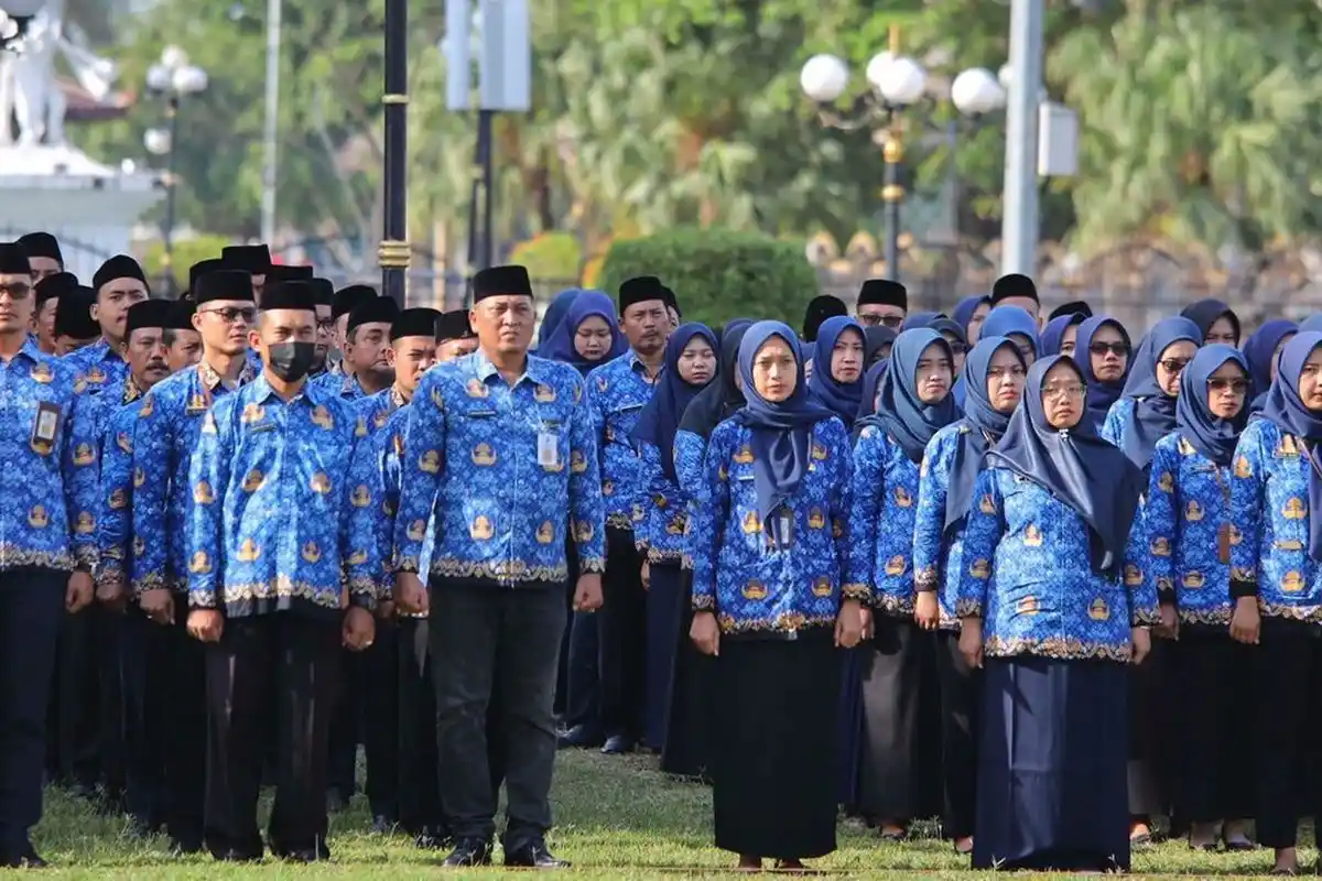 Pakaian dinas batik Korpri bagi PPPK paruh waktu 2025 masih jadi pertanyaan. Foto: Repro Kompas.