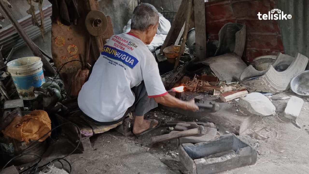 Seorang pengrajin parang di Kendari, Kasdi, terus berkarya di tengah gempuran modernisasi. Dengan keterampilan dan bahan daur ulang, ia menghasilkan parang berkualitas yang menjadi sumber penghidupan keluarganya. Foto:Brio Toto Aryanto/Telisik