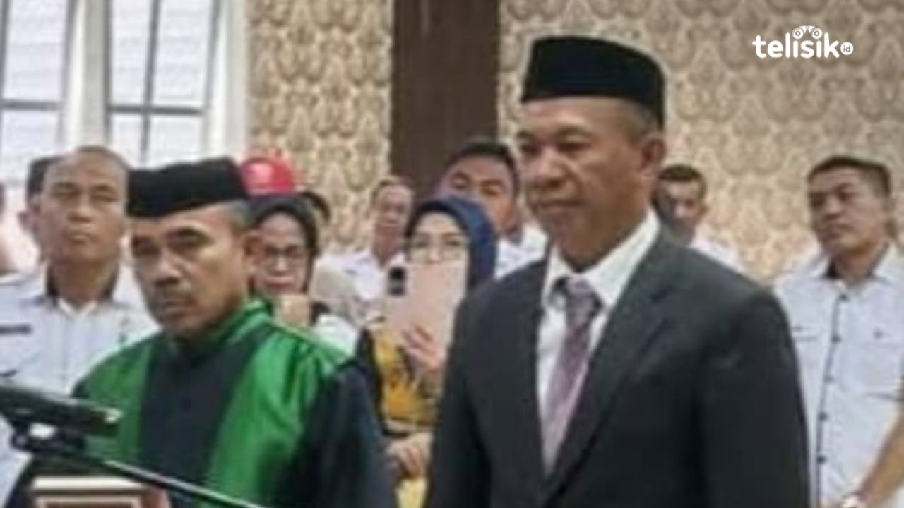 Sekretaris DPRD Kabupaten Muna, Aris (kanan), membenarkan telah memediasi perseteruan dua orang stafnya, ID dan AS. Foto: Sunaryo/Telisik
