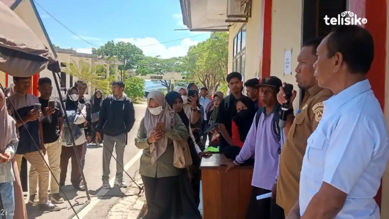 Kepala BKPSDM Muna, Hidayat Ardi Ponto bersama Kasat Intelkam Polres Muna, AKP Syahrul Ramadhan. Foto: Sunaryo/Telisik.