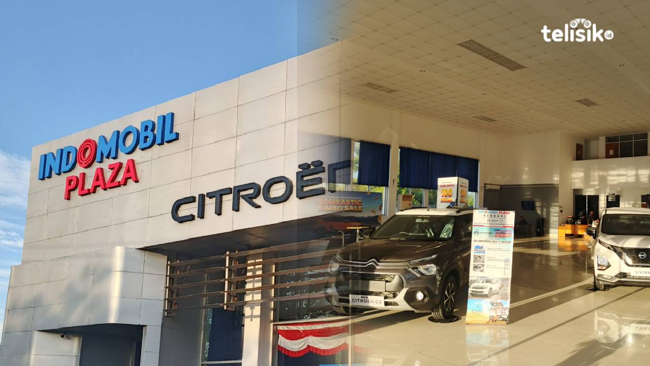 Deretan unit mobil Citroën C3 dan Nissan Livina yang dipajang di showroom Indomobil Plaza Kendari. Foto: Gusti Kahar/Telisik.