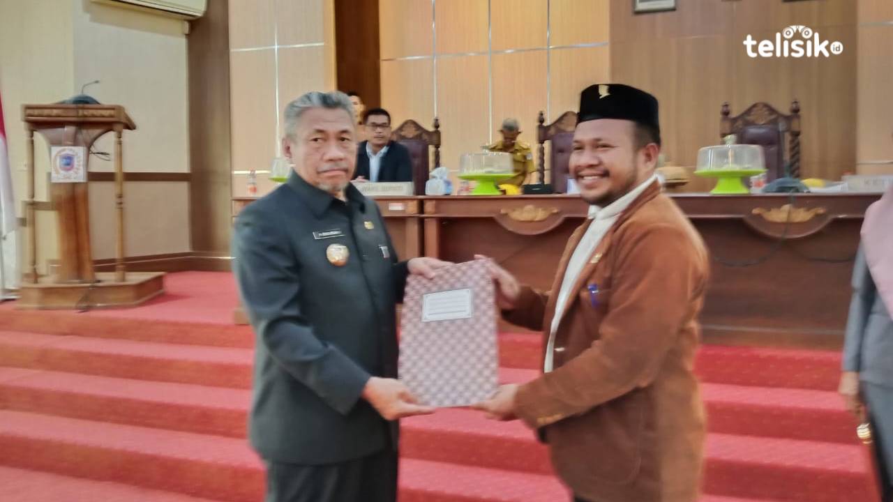 Bupati Muna, Bachrun Labuta saat menerima dokumen Perubahan APBD dari Ketua DPRD, Muhamad Rahim. Foto: Sunaryo/Telisik.