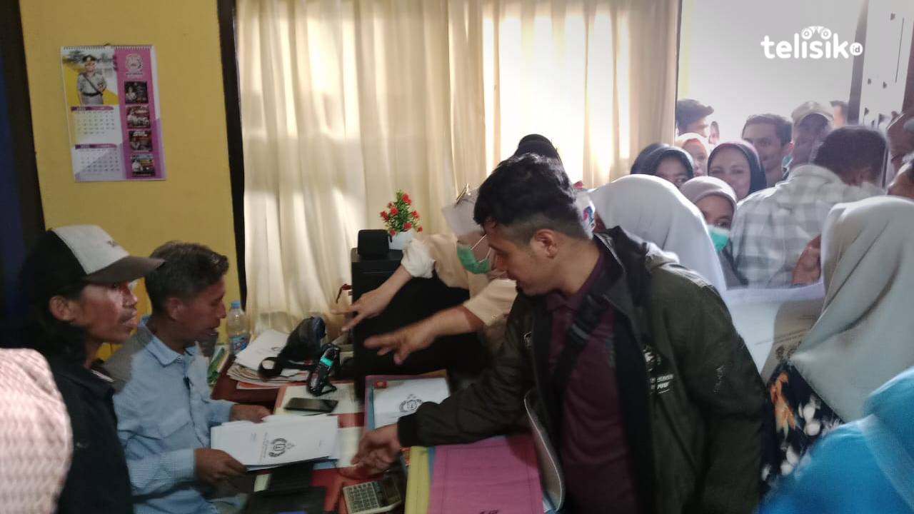 Personel Satuan Intelkam Polres Muna melayani PPPK paruh waktu yang mengurus SKCK. Foto: Sunaryo/Telisik.