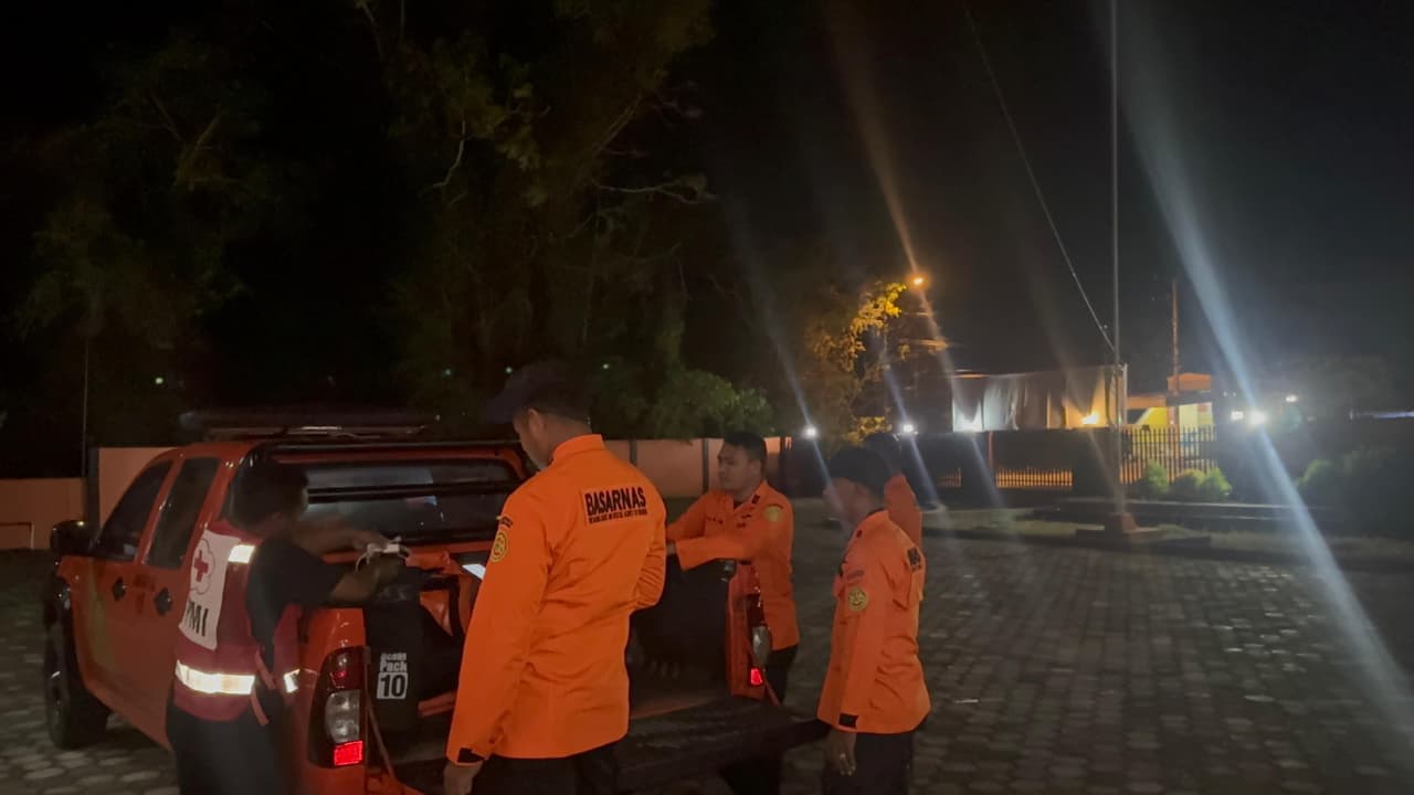 Tim SAR gabungan melakukan pencarian pria hilang di kebun Desa Manuru, Siotapina, Buton. Foto: Humas Basarnas Kendari.