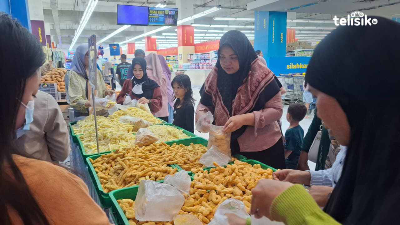 Konsumen Hypermart The Park Kendari sedang berburu promo kentang dan nuget, Sabtu (27/9/2025). Foto: Erni Yanti/Telisik