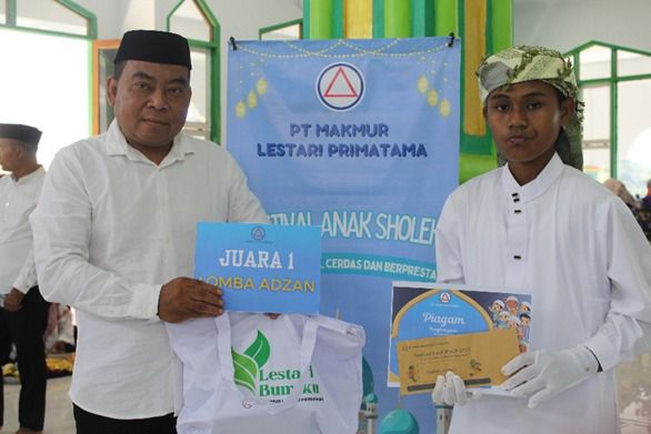Kades Molore saat memberi hadiah pada acara Festival Anak Sholeh. Foto: Ist