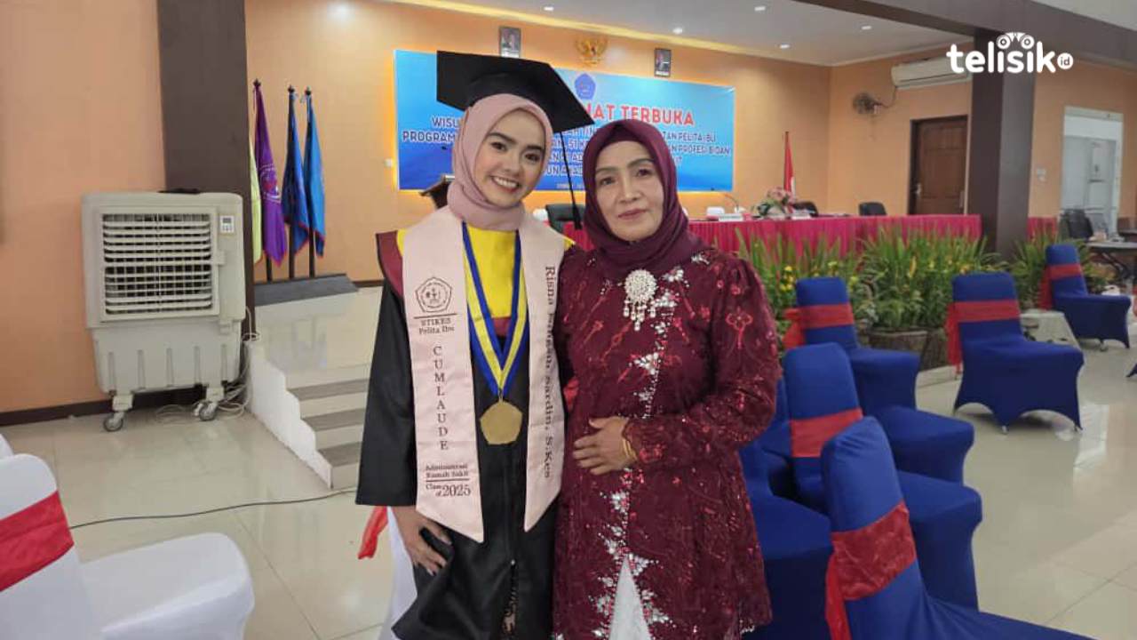 Risna Ningsih Sardin, peraih IPK 4,00 di Stikes Pelita Ibu Kendari, didampingi ibu usai wisuda, Rabu (24/9/2025). Foto: Ana Pratiwi/Telisik