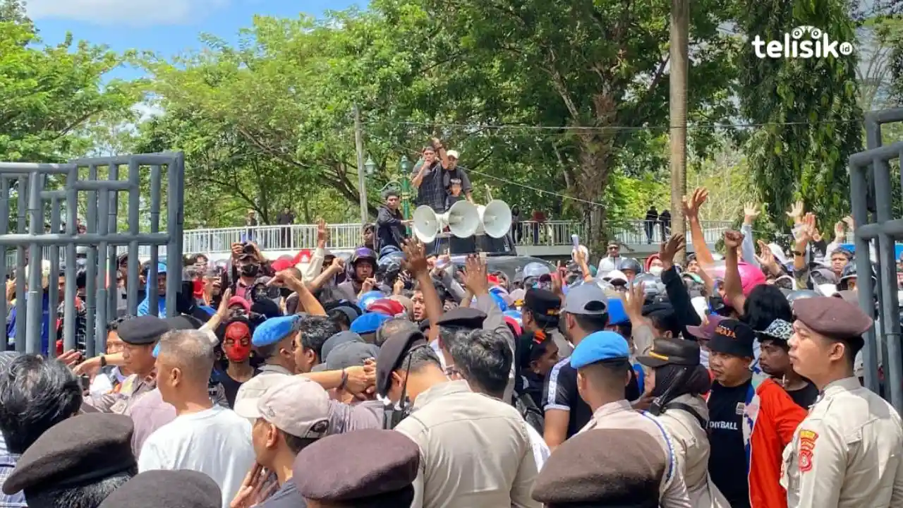 Massa aksi tiba di depan Kantor DPRD Sulawesi Tenggara dan dijaga ketat aparat kepolisian, Senin (1/9/2025). Foto: Nyelam Syaryun/Telisik.