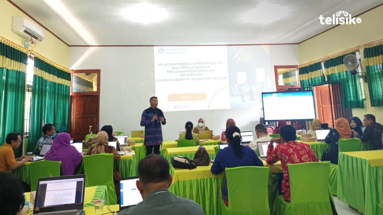 Fasilitator Kepala Sekolah, Abdul Wahid saat menyampaikan materi pembelajaran mendalam. Foto: Abdul Jabaru Hidi/Telisik.