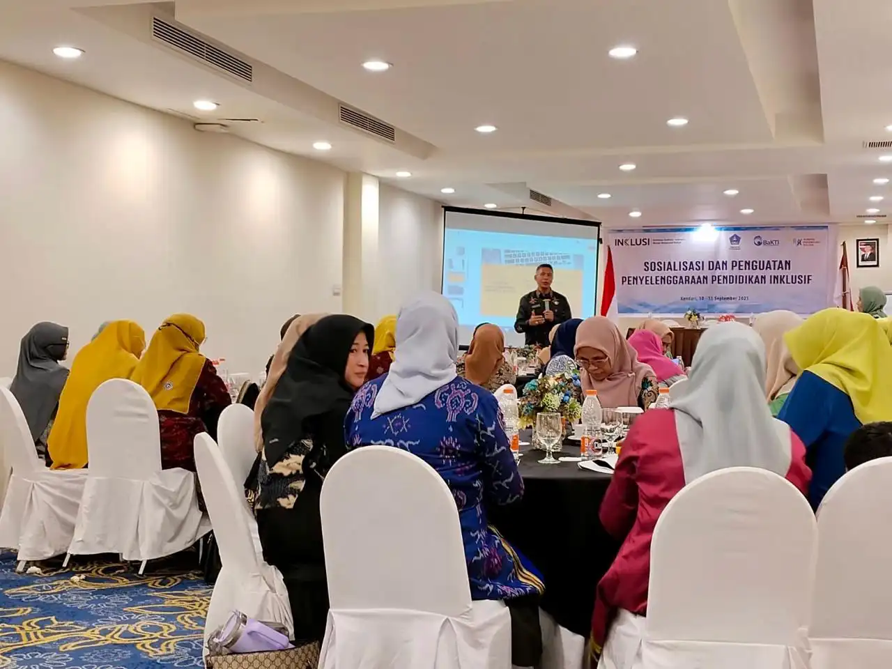 Kepala SMPN 2 Kendari, Abdul Wahid saat menjadi pemateri sosialisasi dan penguatan penyelenggaraan pendidikan inklusif. Foto: Ist.
