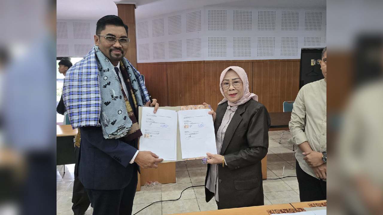 Ketua STIKES Pelita Ibu, Rosmawati Ibrahim saat melakukan penandatangan MoU dengan Pihak MASHA University. Foto: Ist