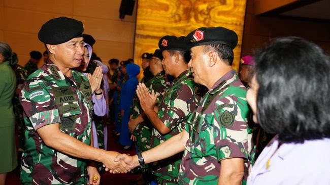 Panglima TNI Jenderal Agus Subiyanto, pimpin kenaaikan pangkat, Laksamana Madya Hersan, Letjen Mohamad Naudi Nurdika, dan Letjen Irham Waroihan resmi naik bintang tiga. Foto: Repro Detik.