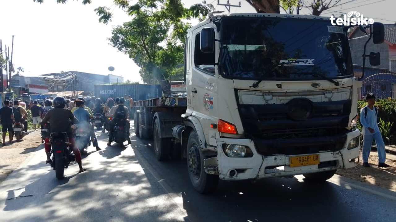Mobil Tronton dan Konteiner yang melintang di tengah jalan Poros jalan Patimura hingga membuat kemacetan, Kamis (11/9/2025). Foto: Thamrin Dalby/Telisik