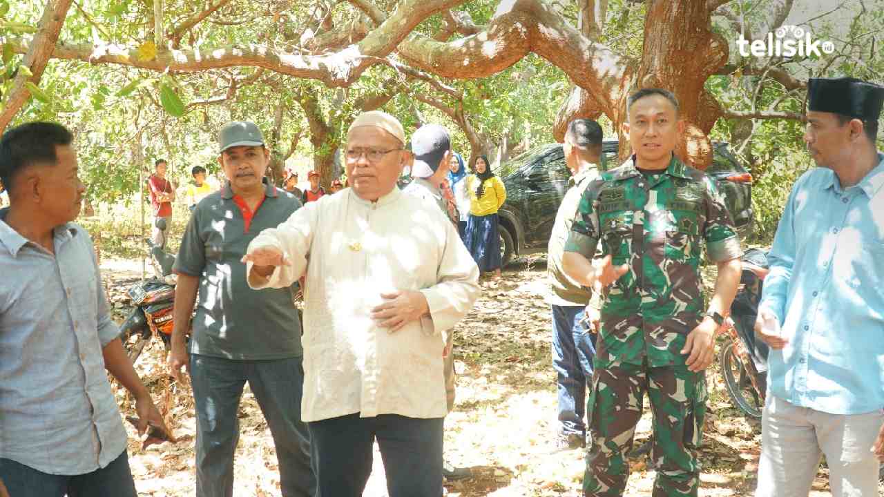 Ketgam: Bupati Buton Selatan, Muhammad Adios saat meninjau kesiapan lokasi pembangunan GOR di Desa Bola, Kecamatan Batauga bersama Dandim Kodim 1413, Letkol Inf Arif Nofiyanti. Foto: Ali Iskandar Majid/telisik