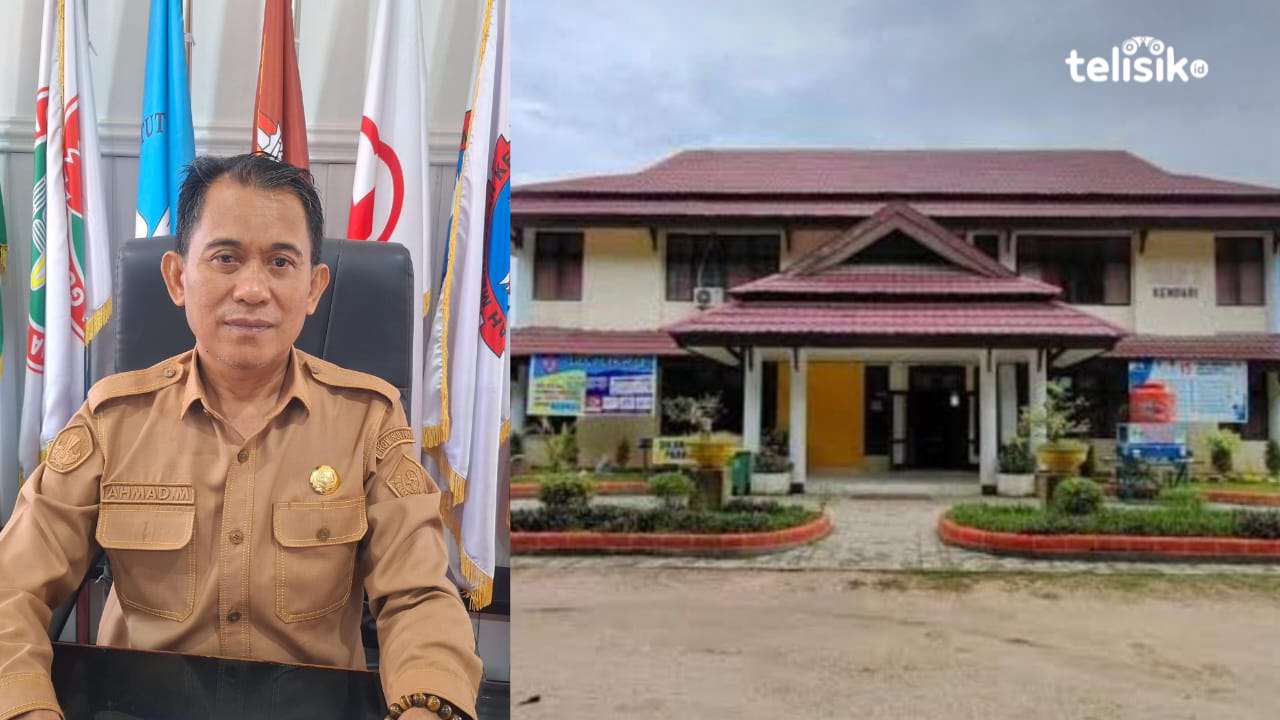 Kepala SMKN 2 Kendari, Ahmad Mustapa, saat diwawancarai di ruang kerjanya. Foto: Erni Yanti/Telisik