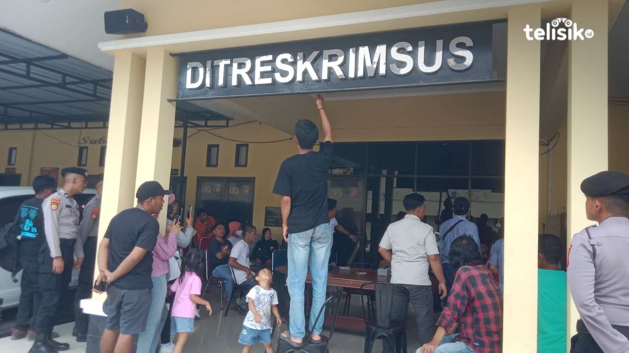 Massa dan kelurga korban travel haji dan umroh Smarthajj Kendari mendatangi Ditreskrimsus Polda Sultra, Senin (20/10/2025), memprotes penangguhan penahanan tersangka. Foto Hamlin/Telisik
