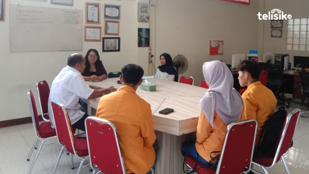 Penerimaan mahasiswa magang dari Program Studi Jurnalistik Universitas Halu Oleo Kendari di kantor redaksi telisik.id, Senin (6/10/2025). Foto: Andi Makhrunnisa/Telisik