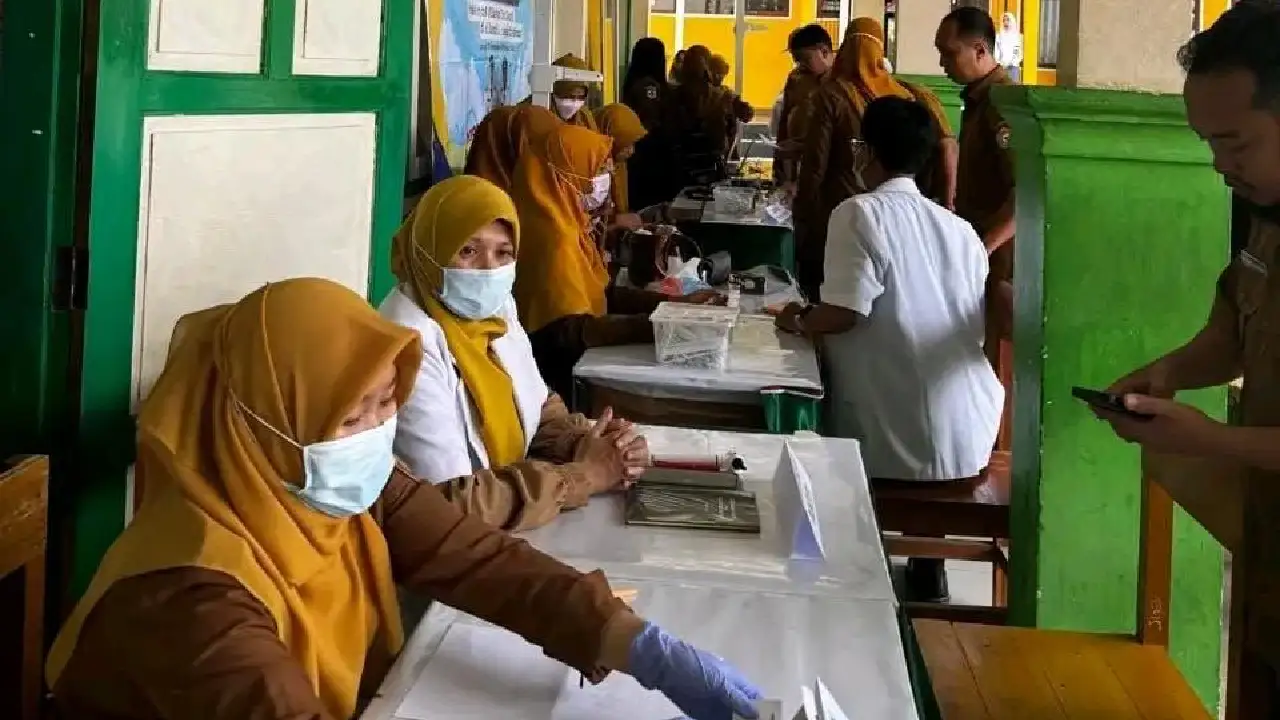 Suasana pemeriksaan kesehatan gratis dan Skrining TBC di SMA Negeri 2 Kendari. Foto: Ist.