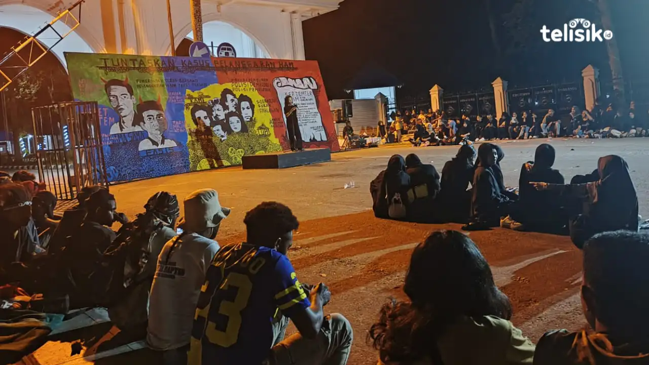Sejumlah aktivis menyalakan lilin dalam peringatan September Hitam yang digelar Aksi Kamisan Sultra di depan Markas Polda Sulawesi Tenggara, Selasa (30/9/2025) malam. Foto: Gusti Kahar/Telisik.