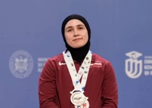 Atlet angkat berat Latvia, Rebeka Koha, memilih Islam meski dianggap penghianat. Foto: Repro Jauns