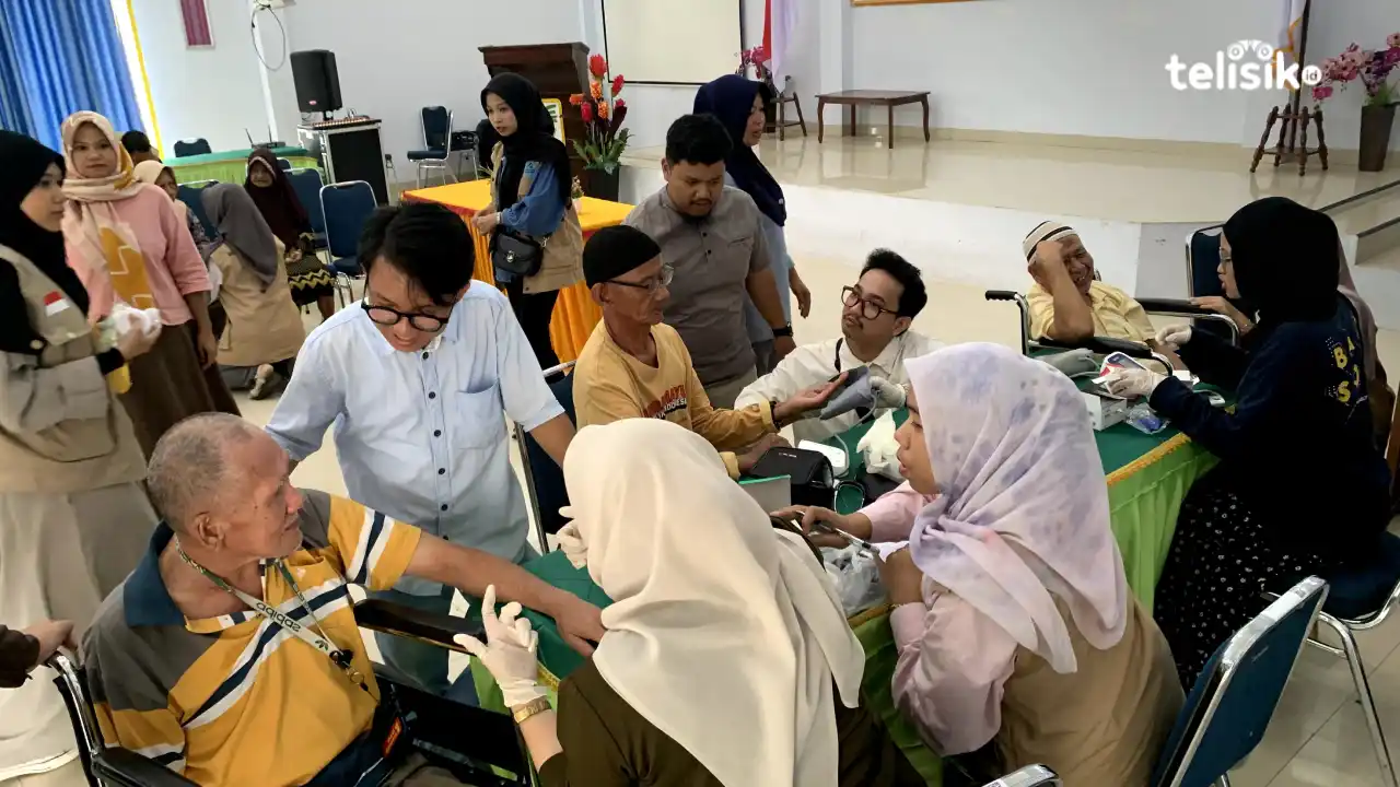 Tim medis dan relawan memeriksa kesehatan para lansia di Panti Jompo Minaula Ranooha, dalam kegiatan bakti sosial pemeriksaan kesehatan gratis. Foto: Nurfadila/Telisik.