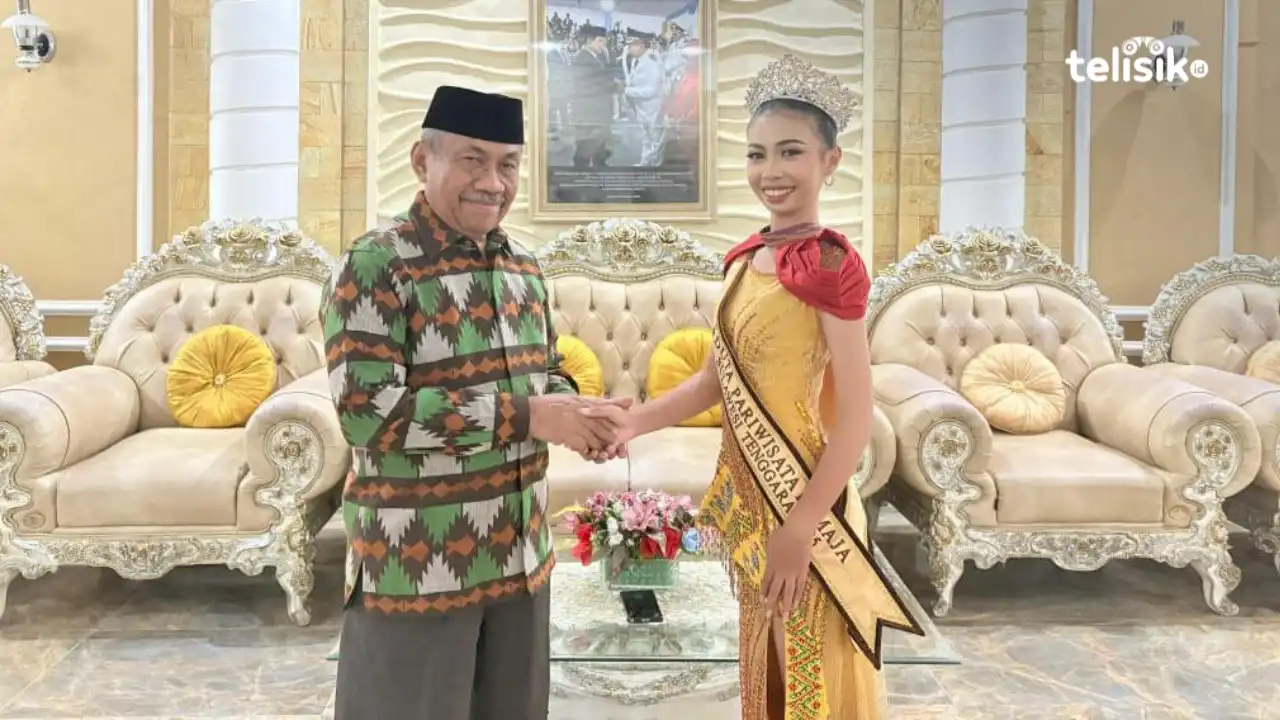 Bupati Muna, Bachrun Labuta bersama Wa Ode Syakira Khoratgaqino. Foto: Sunaryo/Telisik.