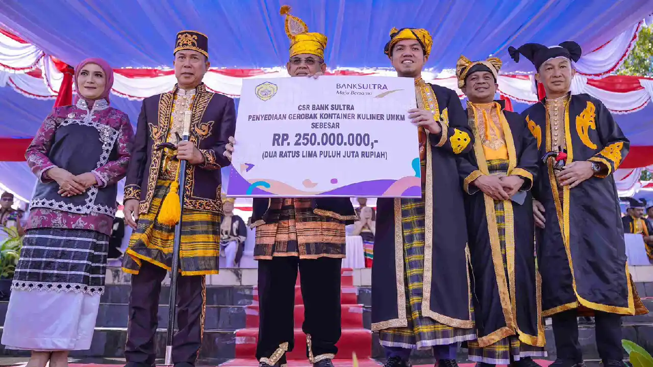 Penyaluran CSR Rp 250 juta oleh Bank Sultra di HUT ke-484 Kota Baubau. Foto: Website Bank Sultra.