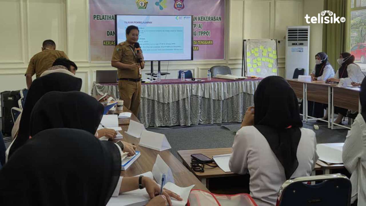 Kepala Bapelkes Sultra, Dr. Mutalib, S.Kep., M.Kes., saat membawakan materi pelatihan kepada para tenaga kesehatan puskesmas, Senin (27/10/2025). Foto: Ana Pratiwi/Telisik