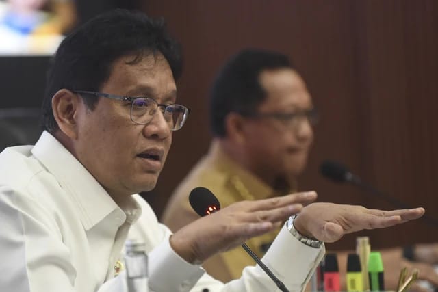 Menteri Keuangan Purbaya Yudhi Sadewa (kiri) bersama Menteri Dalam Negeri Tito Karnavian (kanan) memimpin Rapat Koordinasi Pengendalian Inflasi Tahun 2025 di Kantor Kemendagri. Foto: Repro Antara.