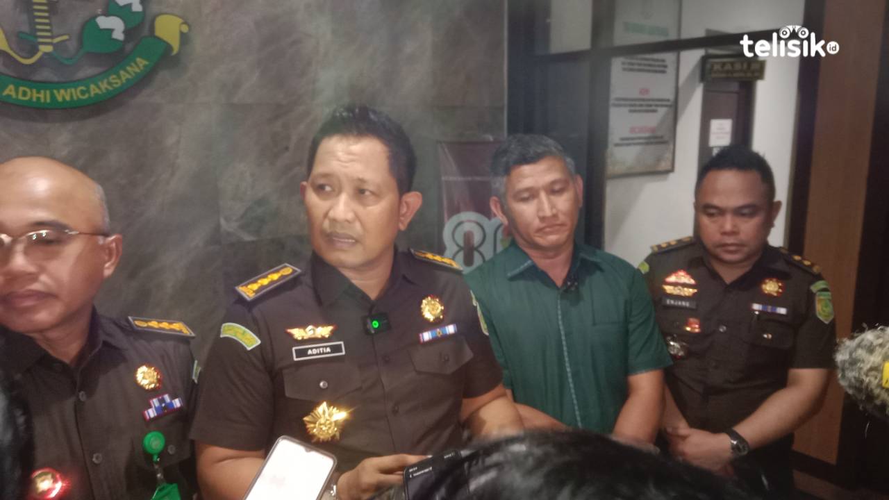 Asisten Tindak Pidana Khusus (Aspidsus) Kejati Sultra, Aditia Aelman Ali saat membeberkan modus operandi yang dilakukan para tersangka penyalahgunaan anggaran BBM Kantor Penghubung Sultra. Foto: Hamlin/Telisik.