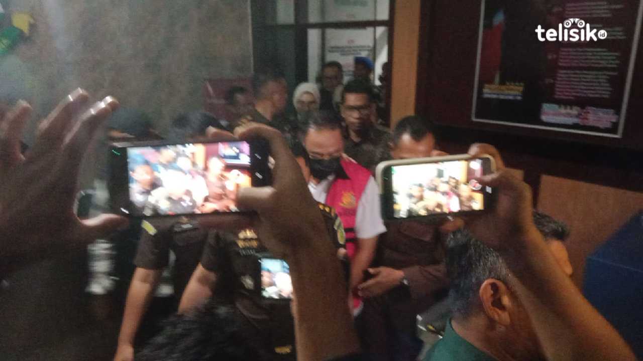 Aparat Kejaksaan Tinggi Sultra pada saat mengelanggang para tersangka keluar dari ruang pemeriksaan menuju ke mobil tahanan. Foto: Hamlin/Telisik.