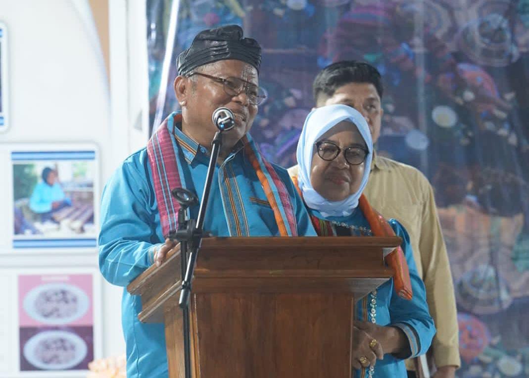Bupati Buton Selatan, Muhammad Adios, didampingi istri tercinta, Siti Norma Adios, saat membuka pesta adat Ma'acia Burangasi, Minggu (26/10/2025). Foto: Diskominfo Buton Selatan