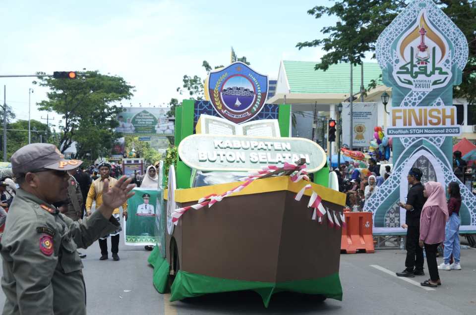 Kafilah Kabupaten Buton Selatan menampilkan Pelayaran Zuhud pada karnaval STQH XXVIII di Kendari, Sulawesi Tenggara, Sabtu (11/10/2025). Foto: Ist.