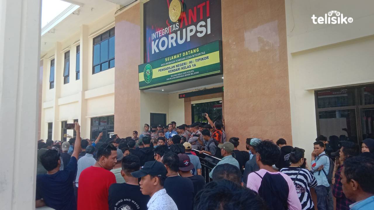 Ratusan massa Relawan Keadilan mendatangi Kantor PN Kendari, Rabu (15/10/2025). Foto: Hamlin/Telisik.