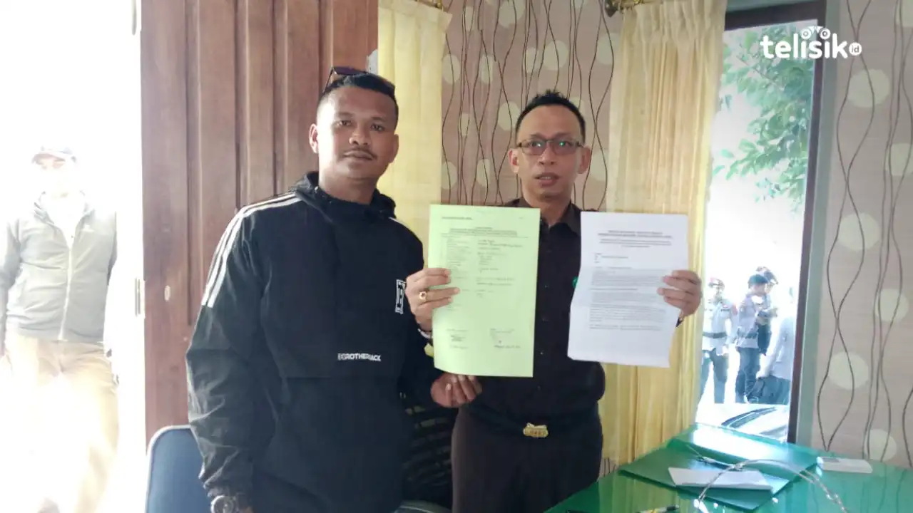Kasi Intelijen Kejari Muna, Hamrullah saat menerima laporan dari Gerakan Muna Raya Bersatu. Foto: Sunaryo/Telisik.