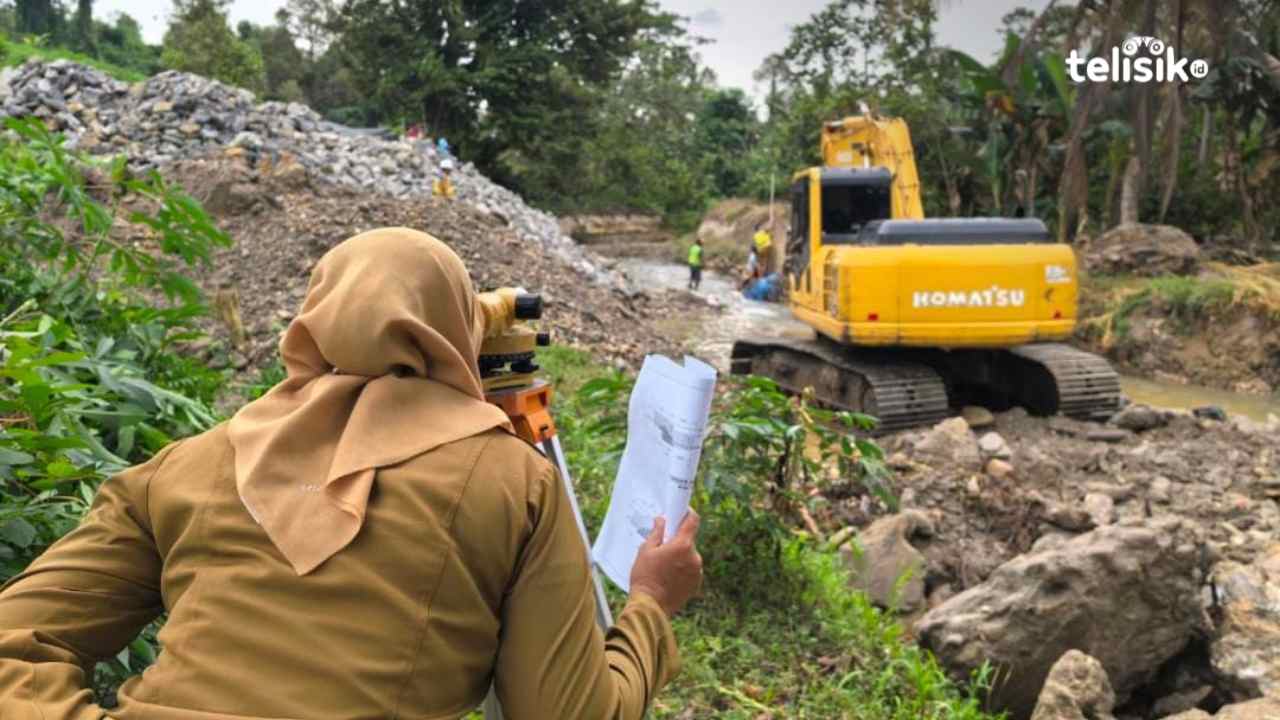 Proses peningkatan jaringan (perbaikan) irigasi persawahan Desa Lanipa, Kecamatan Pakue Tengah. Foto: Muh. Risal H/Telisik