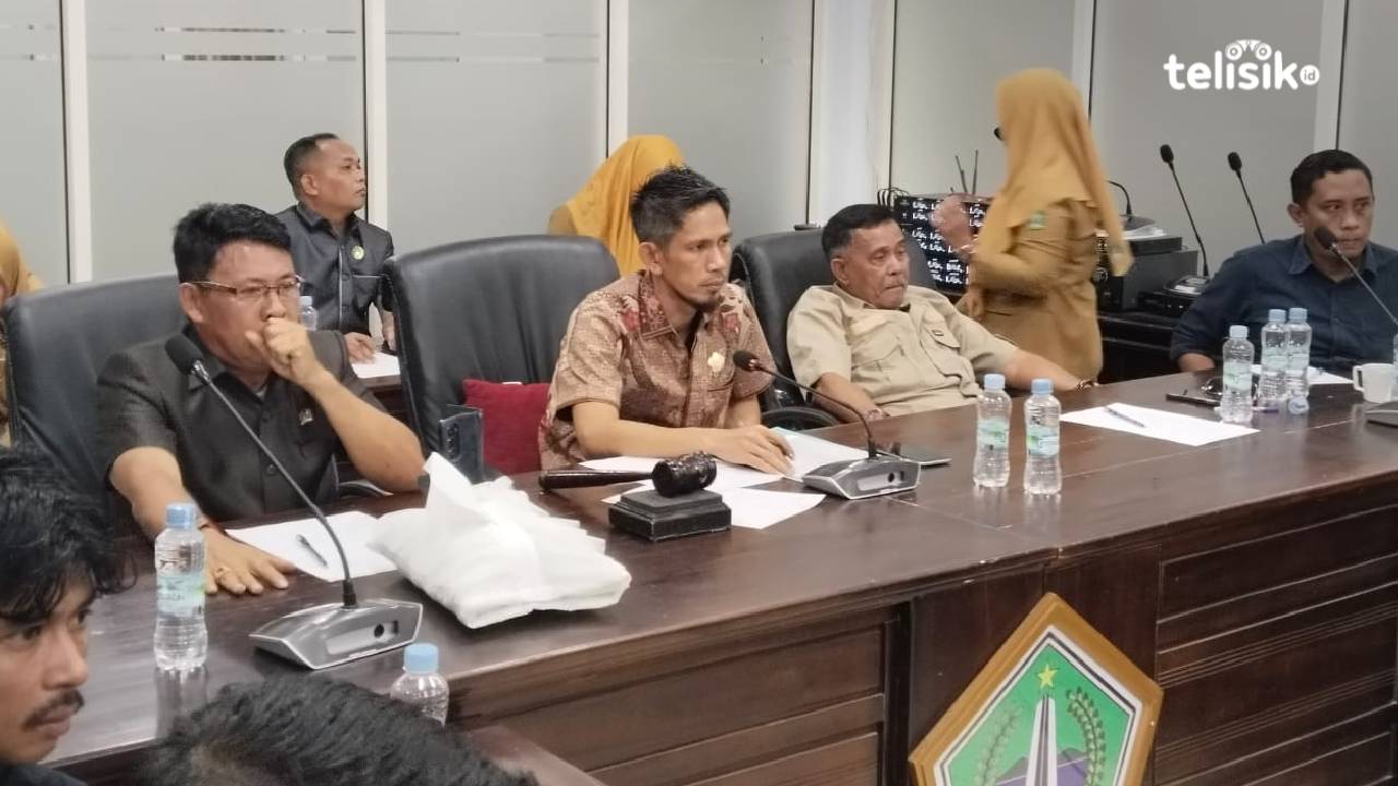 Wakil Ketua Komisi II DPRD Kolaka Utara, Ansar Ahosa (kiri) bersama Wakil Ketua I DPRD Kolaka Utara, Muhammad Syair (tengah) saat rapat dengar pendapat terkait pupuk subsidi. Foto: Muh. Risal H/Telisik.