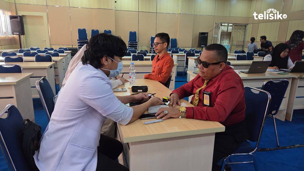 Dekan Farmasi, Prof Ruslin saat melakukan pemeriksaan gratis oleh dokter Puskesmas Abeli. Foto: Ana Pratiwi/Telisik.