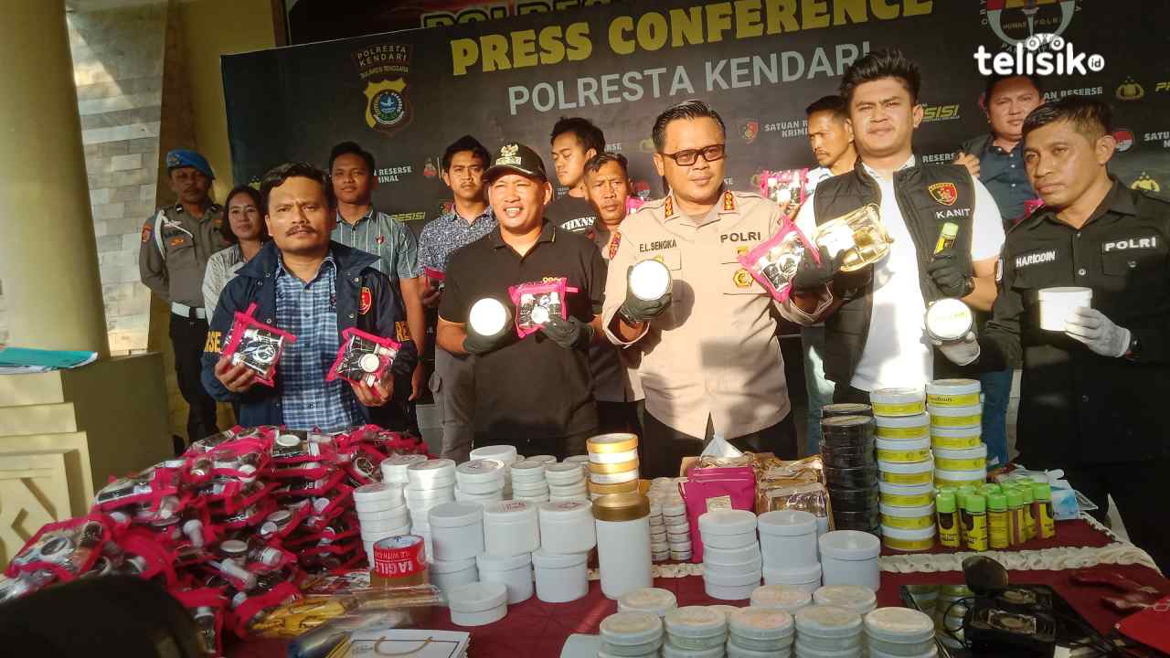 Wakil Wali Kota Kendari, Sudirman (kedua dari kiri) dan Kapolresta Kendari, Kombes Pol Edwin L Sengka, menunjukan barang bukti kosmetik ilegal saat konferensi pers di Mapolresta Kendari, Jumat (24/10/2025). Foto : Hamlin/Telisik