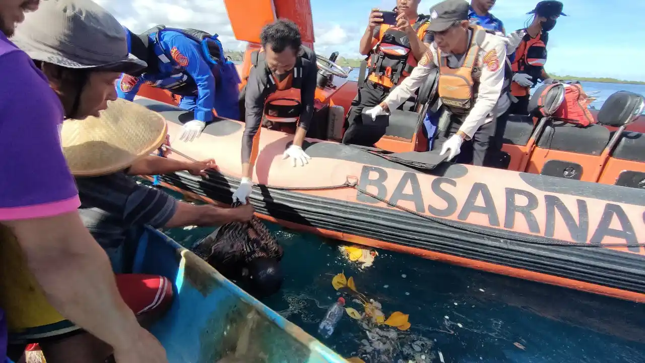 Tim SAR Gabungan tengah mengevakuasi salah satu korban kecelakaan lalu lintas laut yang terjadi di perairan Tampo, Muna. Foto: Ist.