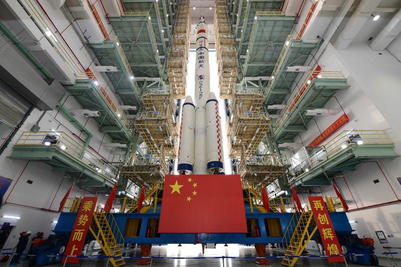 Pesawat luar angkasa berawak Shenzhou-21 dan roket pengangkut Long March-2F yang akan dipindahkan ke area peluncuran. Foto: Wang Jiangbo/Xinhua