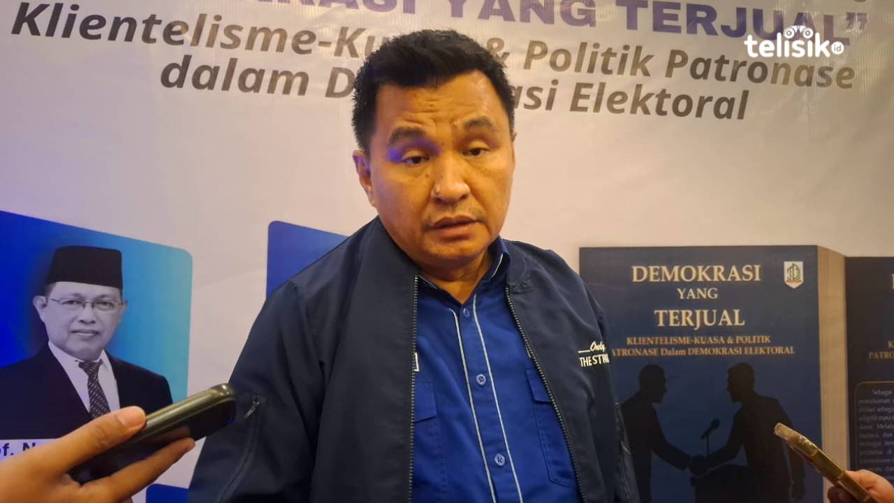 Ketua DPD Demokrat Sultra, Muh Endang SA saat diwawancarai awak media. Foto: Erni Yanti/Telisik.