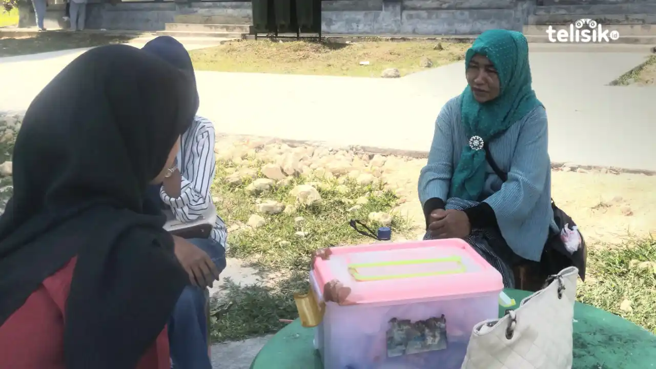 Penjual jalangkote legendaris di FISIP UHO saat berbincang dengan mahasiswa di sela aktivitasnya berjualan. Foto: Nurfadila/Telisik.