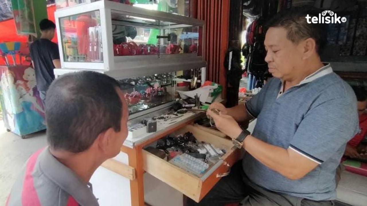 Satria, tukang servis jam yang masih bertahan di era modern saat ini. Foto: Gede Suyana Sriski/Telisik.